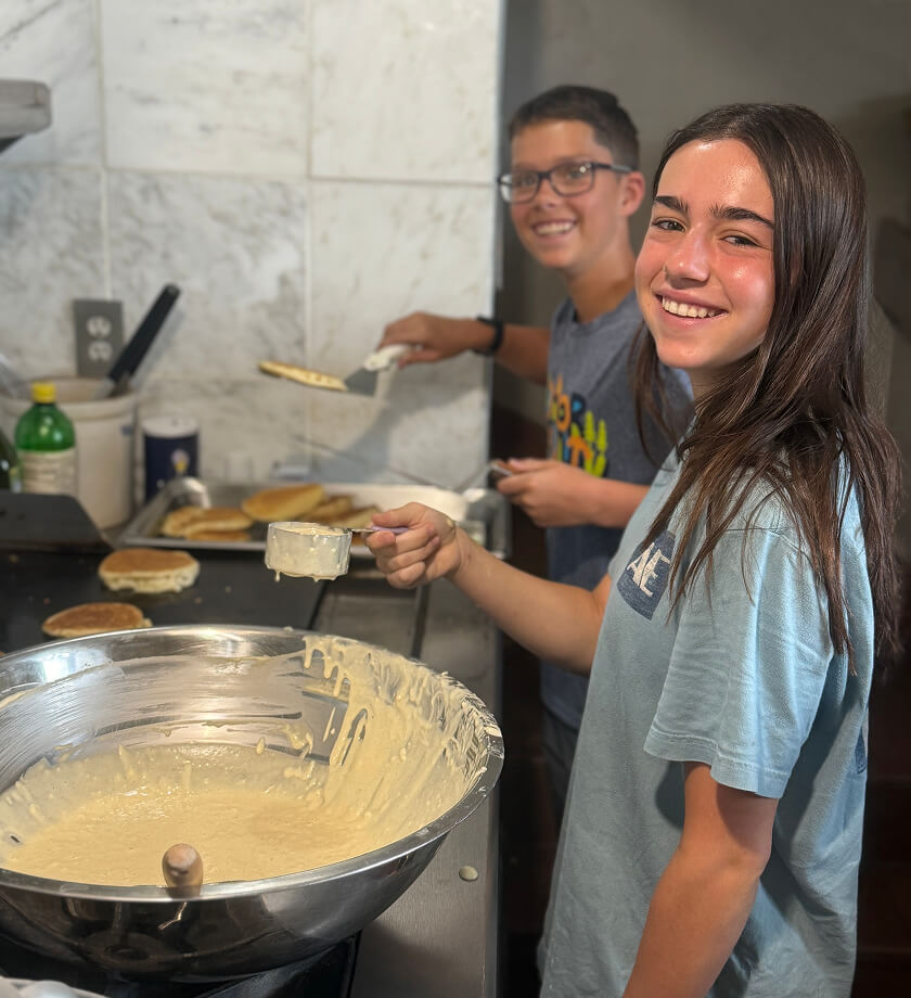 2 Summit & Service attendees make pancakes together