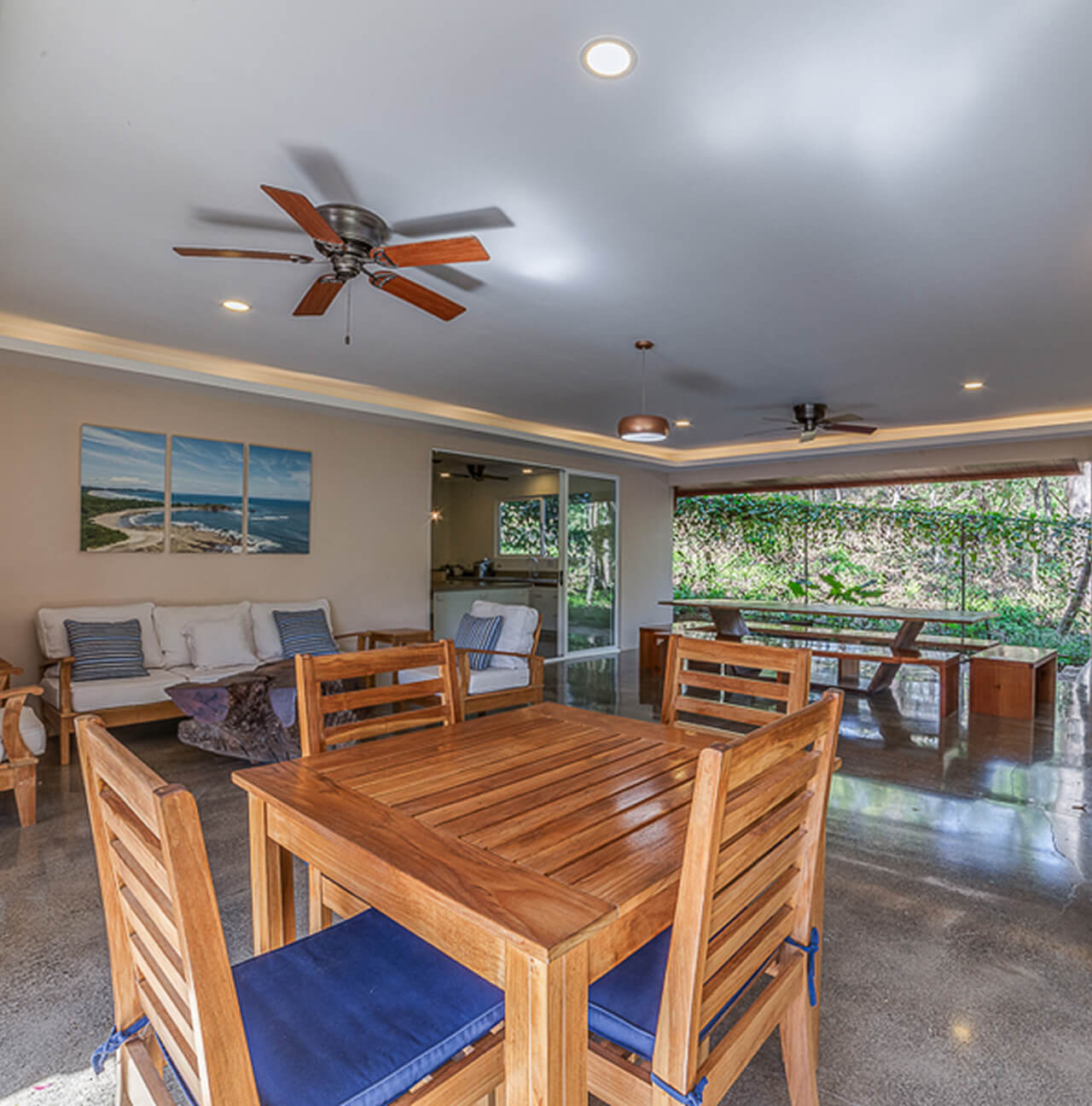 Casa Dos Mares indoor lounge area